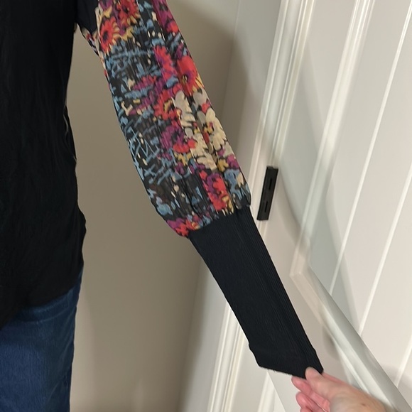 Anthropologie TINY Raye Black Floral
Sheer Sleeve Top Boho Round Neck Sz M - Picture 6 of 15